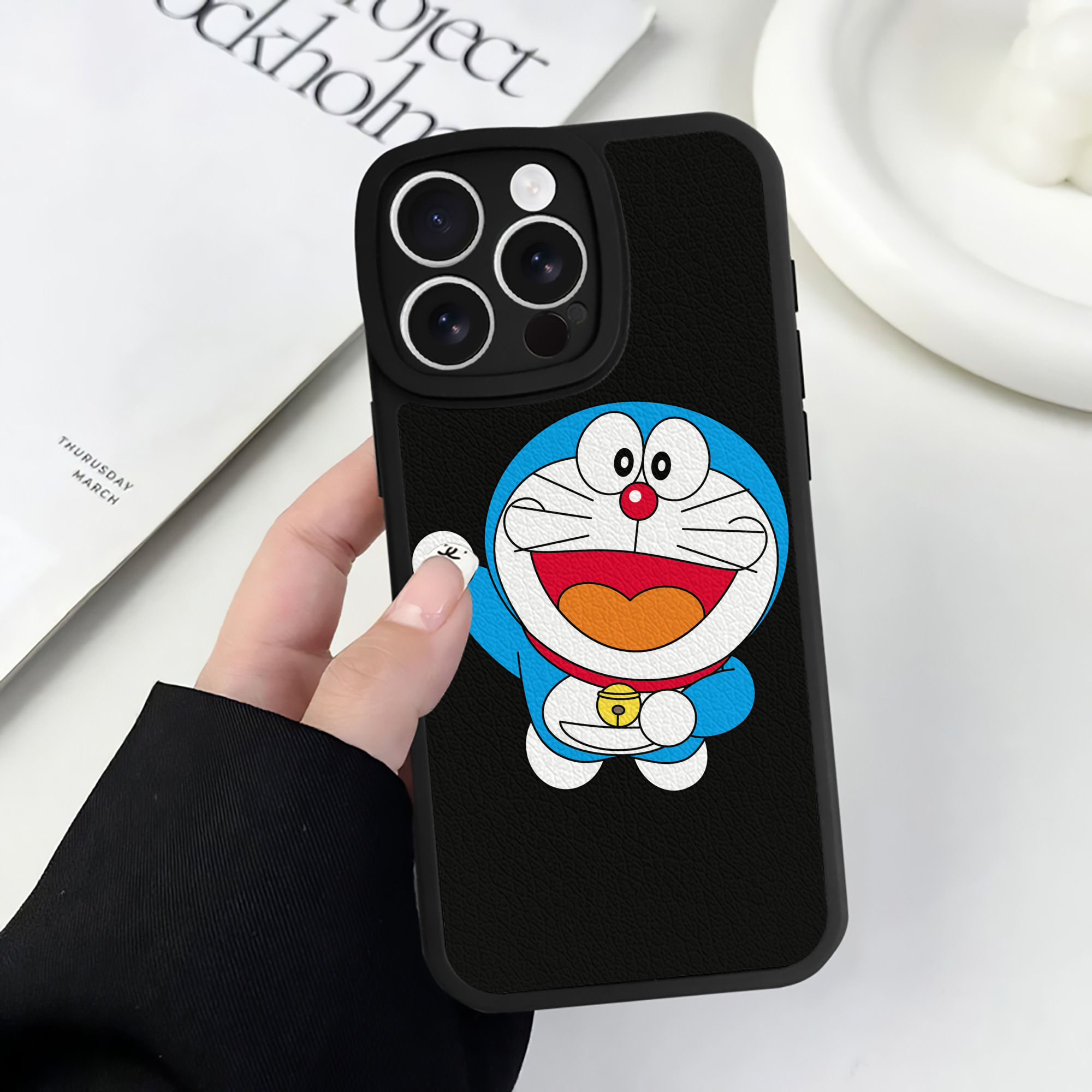 （画像用） ドラえもん Doraemon 【iPhone 16シリーズ対応】シリコンスマホケース（レザー調） 材質：シリコン